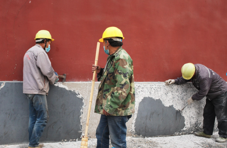 Workers working on building outside to prevent workers compensation
